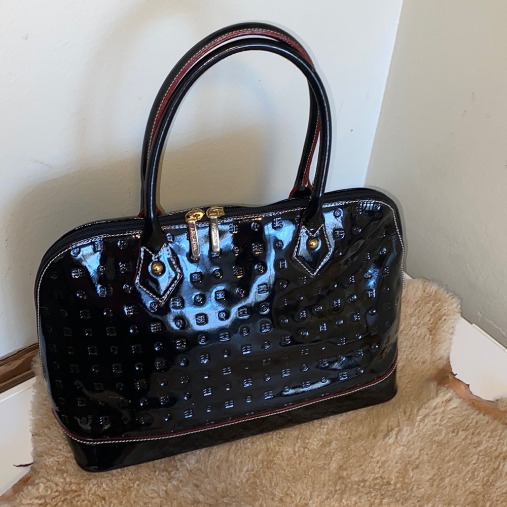 Arcadia patent leather zip to zip black handbag